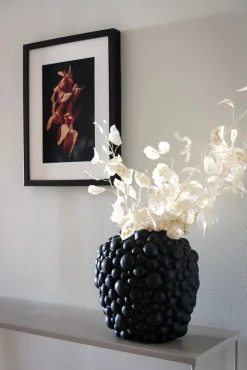 – Celeste Vas Svart>By On Discount