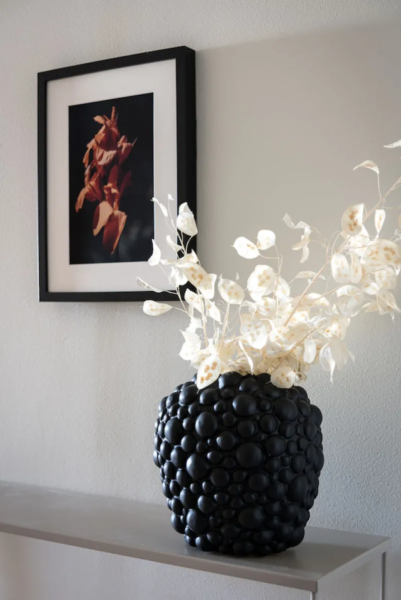 – Celeste Vas Svart>By On Discount