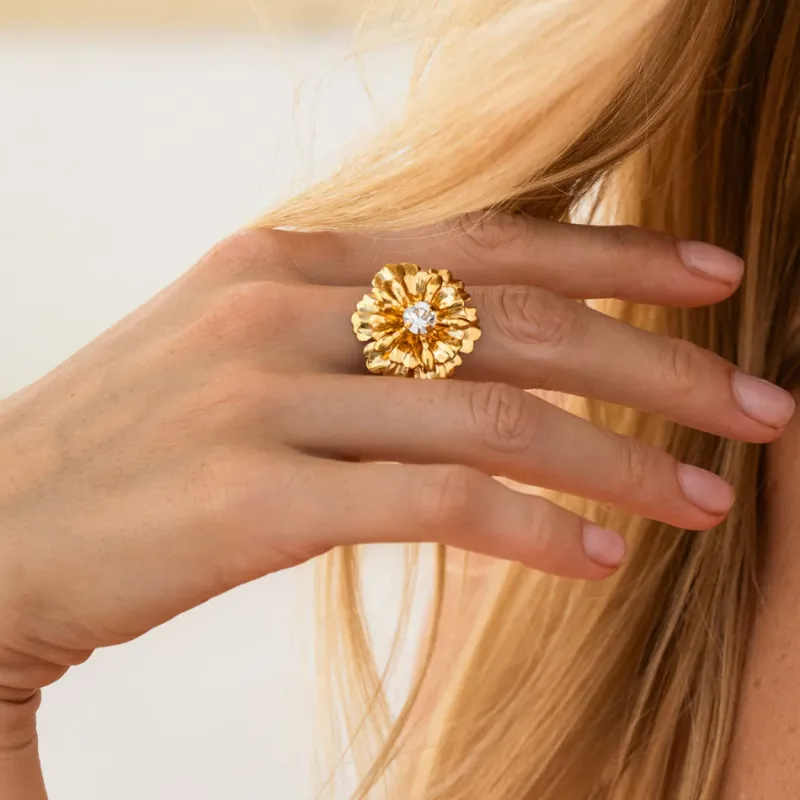 Blossom Ring / Crystal (Guld)>Caroline Svedbom