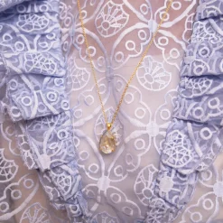 Classic Drop Halsband/ Serene Delite (Guld)>Caroline Svedbom Outlet