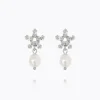 Emmy Örhängen / Pearl + Crystal (Rhodium)>Caroline Svedbom Sale