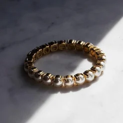 Caroline Svedbom Gia Stretch Armband Guld / Pearl><noscript><img width=