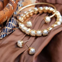 Caroline Svedbom Gia Stretch Armband Guld / Pearl><noscript><img width=