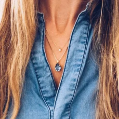 Halsband Mini Drop Denim Blue (Guld)>Caroline Svedbom Best