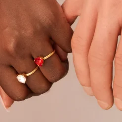 Caroline Svedbom Heart Ring / Light Siam – Guld>Caroline Svedbom Ringar Outlet