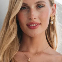 Juni Halsband / Crystal (Guld)>Caroline Svedbom Online
