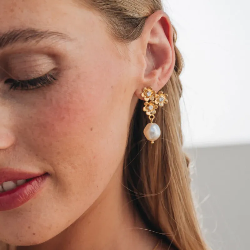Juni Örhängen / Pearl Crystal (Guld)>Caroline Svedbom Clearance