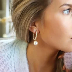 Kaia Pearl Örhängen/ Pearl + Crystal (Rhodium)>Caroline Svedbom Online