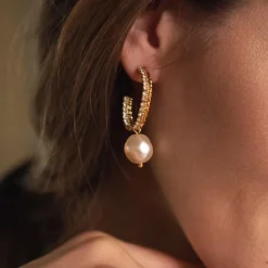 Kaia Pearl Örhängen/ Pearl + Crystal (Rhodium)><noscript><img width=