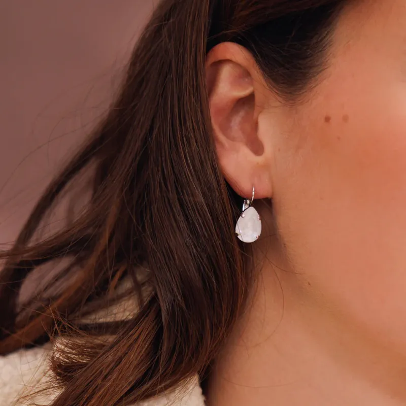 Mini Drop Clasp Örhängen / Electric White (Rhodium)>Caroline Svedbom