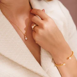 Caroline Svedbom Mini Twisted Armband / Electric White (Guld)>Caroline Svedbom Armband Clearance