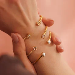 Caroline Svedbom Mini Twisted Armband/ Pearl (Guld)><noscript><img width=