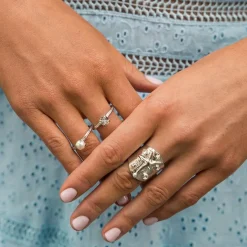 Natti Ring Rhodium Pearl>Caroline Svedbom New