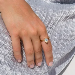 Petite Drop Ring / Aurore Boreale (Guld)>Caroline Svedbom Hot