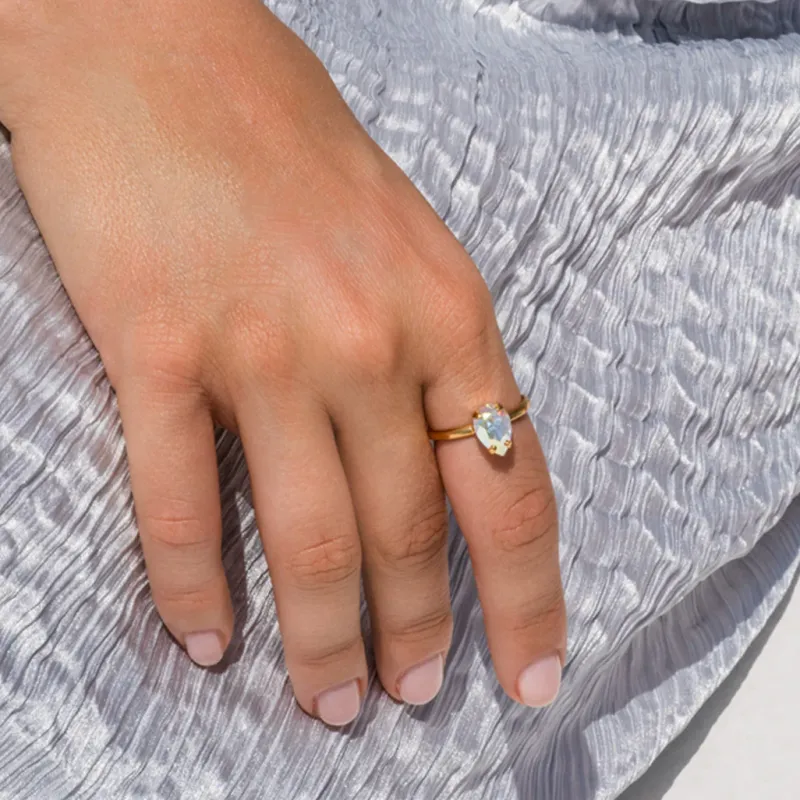 Petite Drop Ring / Aurore Boreale (Guld)>Caroline Svedbom Hot