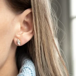 Petite Navette Örhängen/ Crystal (Guld)>Caroline Svedbom Online