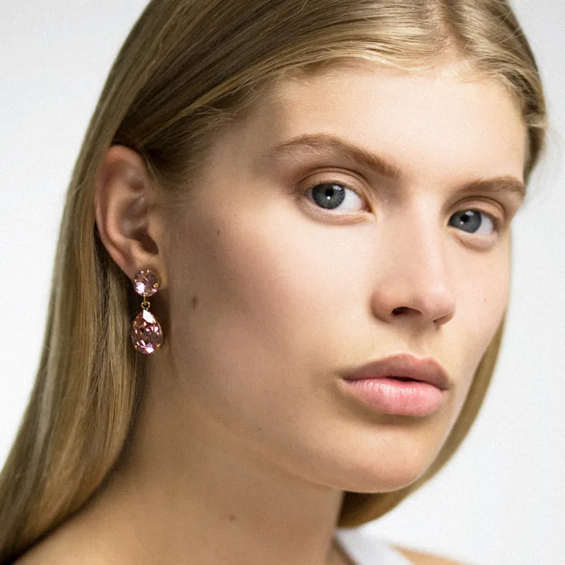 Örhängen Classic Drop Jet (Guld)>Caroline Svedbom Clearance