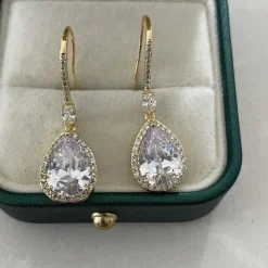 Droppformade Guld örhängen med CZ><noscript><img width=