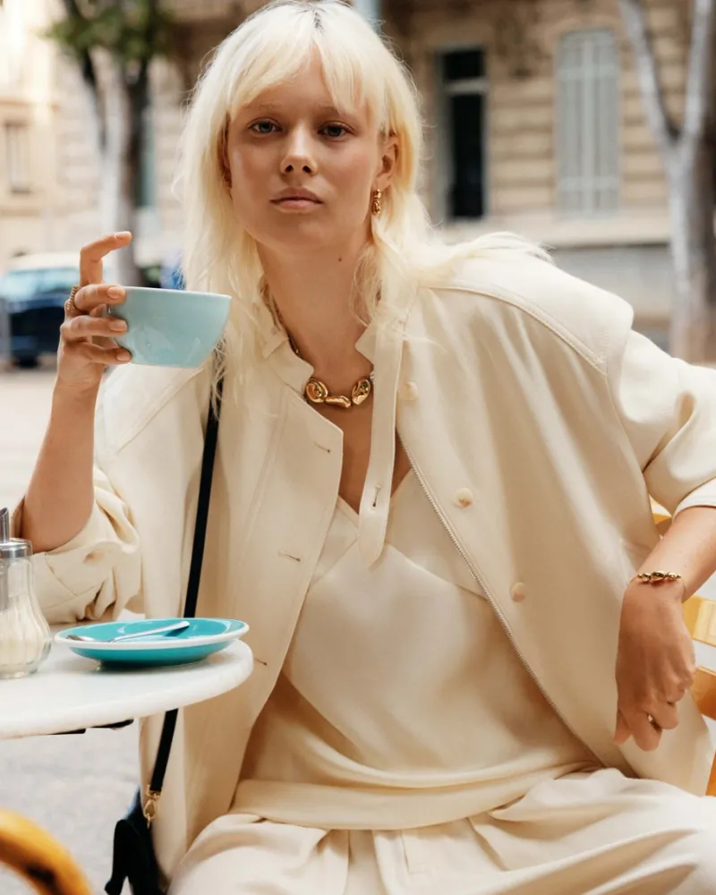 Leora Örhängen – Guld>Edblad