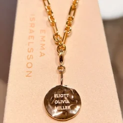Emma Israelsson Name Coin Organic Charm Guld Charm022><noscript><img width=