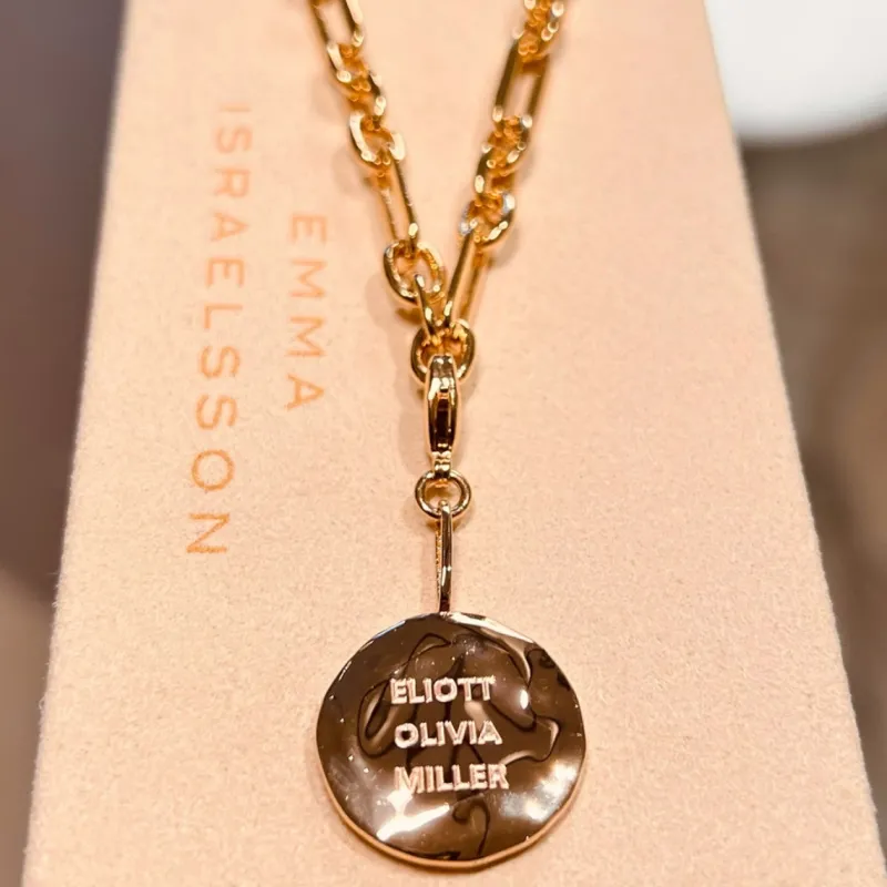 Emma Israelsson Name Coin Organic Charm Guld Charm022>Charms Discount