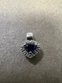 Hjärta i 18K Vitguld med Diamanter och Safir HJG026>