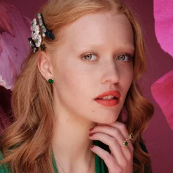 Elenora Stud Örhängen – Emerald><noscript><img width=