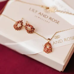 Petite Miss Alice Halsband – Garnet><noscript><img width=