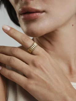 Chic Ribbed Ring Guld><noscript><img width=