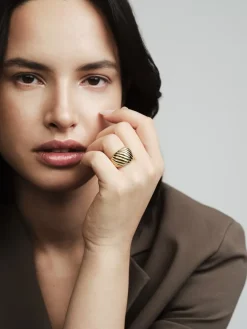 Curved Ribbed Ring Guld><noscript><img width=