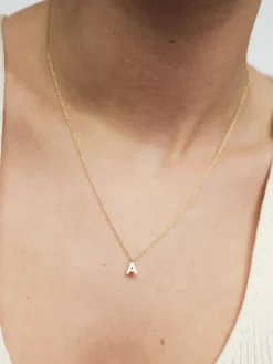 Mockberg Petite Plain Bokstav Guld><noscript><img width=