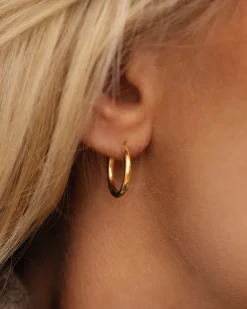 Slim Medium Hoops Örhängen Guld><noscript><img width=
