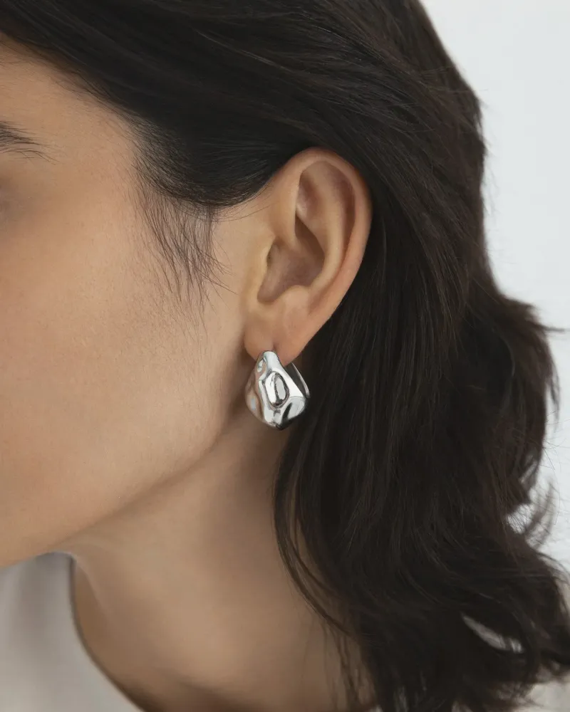 Wavy Bolded Drop Örhängen Silver>Mockberg Sale