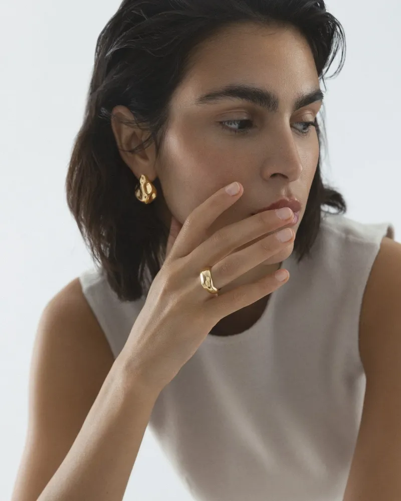 Wavy Bolded Large Ring Guld>Mockberg
