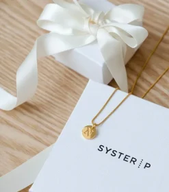 Syster P Beloved Mini Bokstav Hänge Guld><noscript><img width=