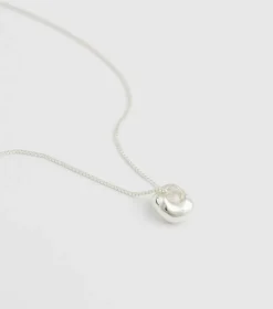Syster P Bolded Wavy Silver><noscript><img width=