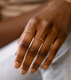 Syster P Tiny Twisted Ring Guld><noscript><img width=