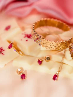 YLVA LI Embla Ruby – Guld><noscript><img width=